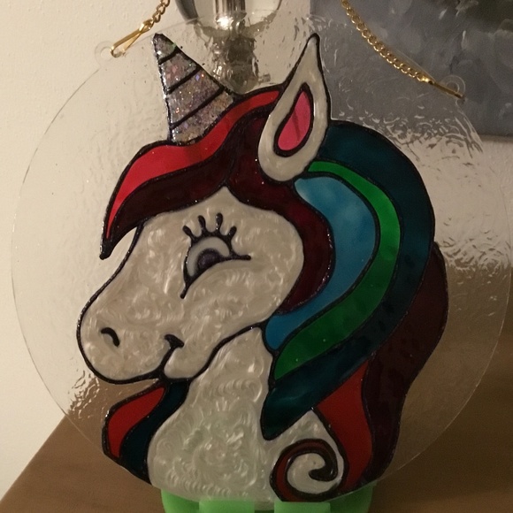 UNICORN SUN CATCHER PAINTED ON 10 X 10 INCH ACRYLIC CIRCLE - Picture 3 of 3